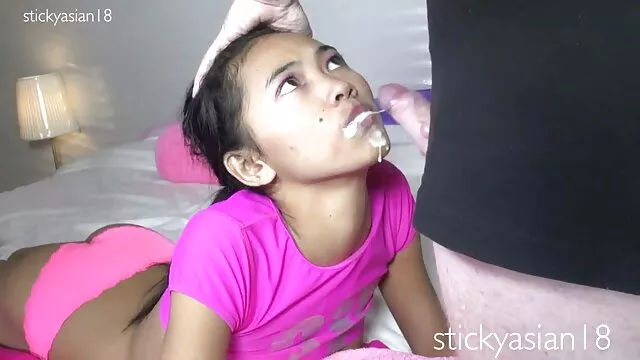 Violet Monroe aux cheveux pornos gratuits roux a inséré une énorme bite noire dans son petit cul