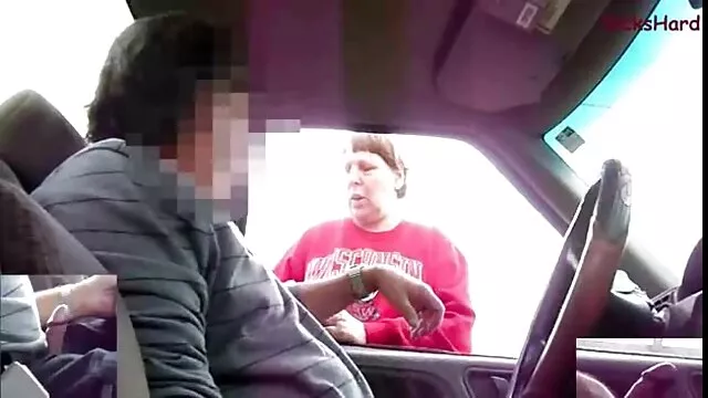 La chienne s'allonge sur xxx blond la table d'opération pour agrandir les seins