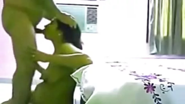 Une salope mature suce une bite porno bain après une réunion de camarades de classe