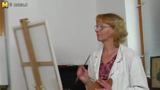 Des fruits juteux ont excité les garçons et ils ont porno avec scenario baisé sur le lit