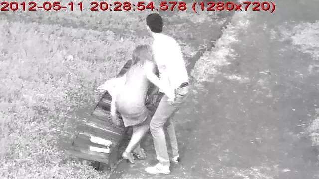 Le mec baise durement une brune chaude. La salope crie, lui jure dessus pour qu'il la film porno manga baise encore plus fort