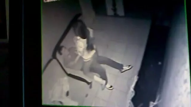 Beauté salope fume et suce, baise avec un mec et film bourno se termine par une giclée