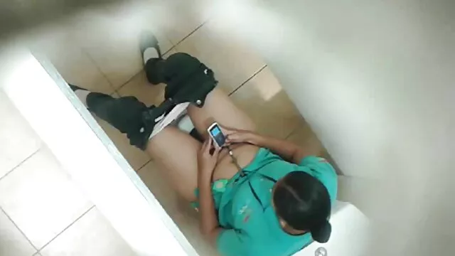 Deux transsexuels se sont bien porno wc amusés dans l'appartement