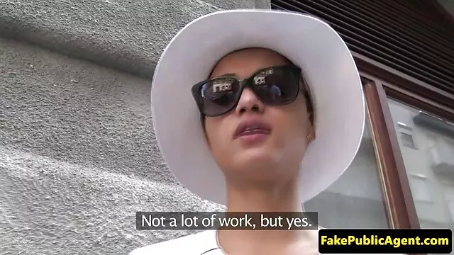 Des lesbiennes en beaux collants jouent sur le lit porno en boite de nuit