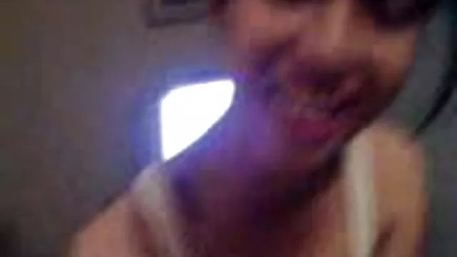 Brunette goth aime sucer une grosse porno grand pere bite