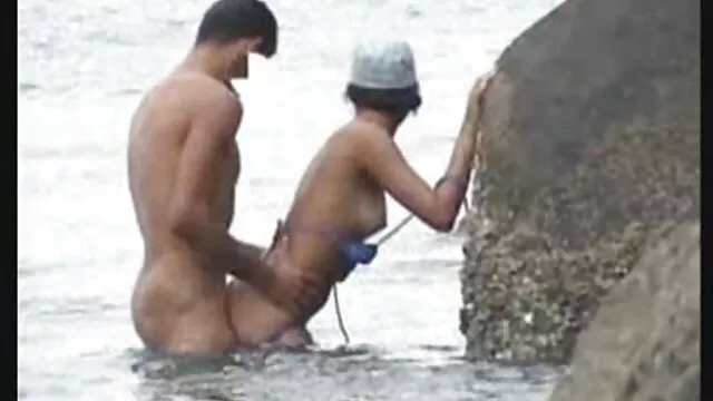 Un homme regarde avec plaisir un jeune homme baise sa massage et porno femme sexy