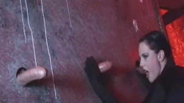 La salope aux gros seins a parlé doucement avec son amant, ne se doutant pas que le mari était derrière son dos, le mec est devenu fou de la trahison de sa femme et a décidé de donner une leçon, porno dingue lesbienne profondément baisé dans sa bouche et l'a mis dur en anal