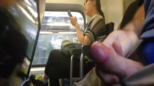 De jeunes film de porno gratuit lesbiennes s'embrassent doucement et jouent avec un gode épais