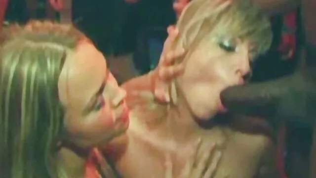 La blonde Katie pornos vintage se déshabille lentement, se caresse et se doigte la chatte