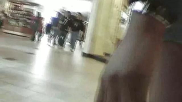 Jeune fille chevauche une porno animaux bite comme une amazone excitée