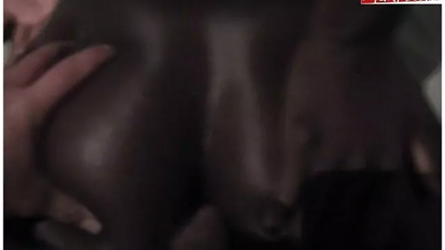 La blonde aux gros seins Helly Mae a proposé à un homme noir de la porno hollandais baiser dans la rue