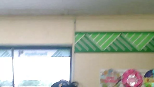 Une nana en claire castel xxx lingerie rose chevauche la bite d'un mec