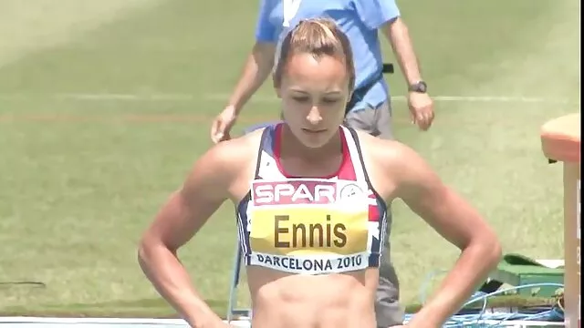 Une sélection de chiennes dépravées qui sont assises dans la porno femme animaux salle de bain, se masturbent la chatte et pissent