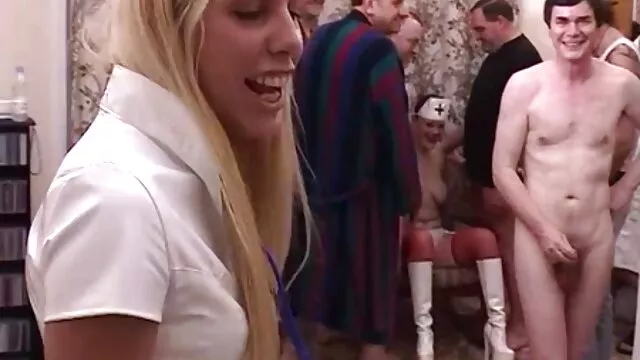 Ava Addams gay sex film avale un délicieux sperme après l'anal