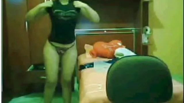 Une jeune salope écarte les jambes porno papa et sa fille caresse sa chatte à travers une culotte