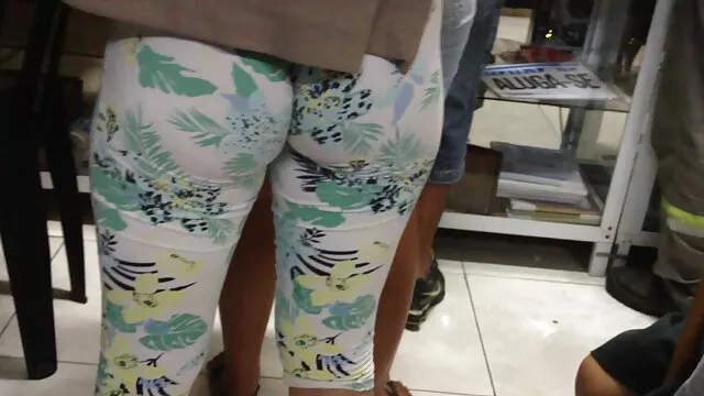 Mamie aux gros seins et nudiste porno à la chatte poilue se baise avec un gode