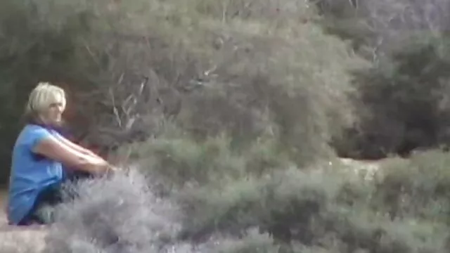 Le barman, voyant une belle fille boire seule, a attendu que tous les clients soient partis et a traité la femme avec un cocktail, a commencé à bousiller la beauté solitaire porno reel