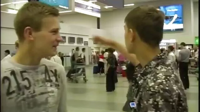 Des baisers porno parking chauds mènent au sexe