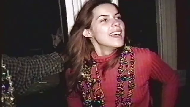 Chatte bronzée montre ses jouets porno nain et laboure dans un anal étroit