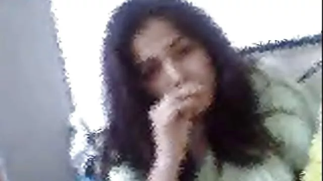 Bébé en bas blancs porno femme animaux caresse la chatte