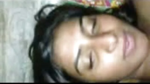 Veuve brune sexy en lingerie et bas caresse porno collège la chatte