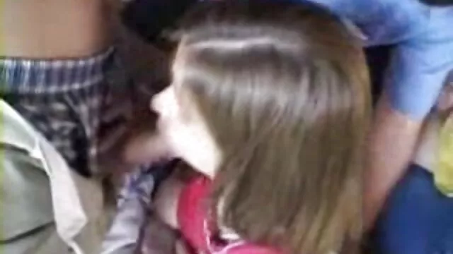 Une jeune porno douloureux blonde suce un pénis avec des menottes