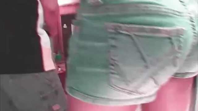 Deux soeurs porno bus sexy baisent un mec sur le lit et jouissent dans leur bouche