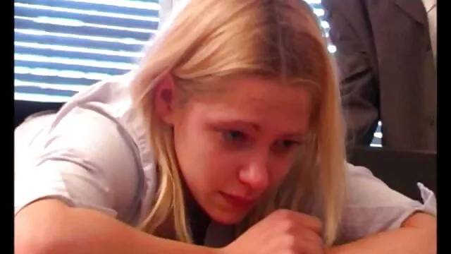 Maintenant, le mec femme enceinte porno a repéré une charmante mignonne et s'est habitué à son magnifique cul