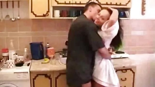 Après avoir joué avec la grosse bite de son étalon, la film porno gratuit salope l'avale doucement